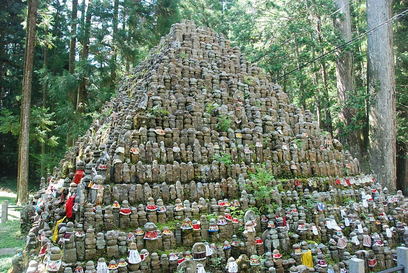 Статуи Дзидзо – ритуал скорби в Японии по умершим детям в зачатии