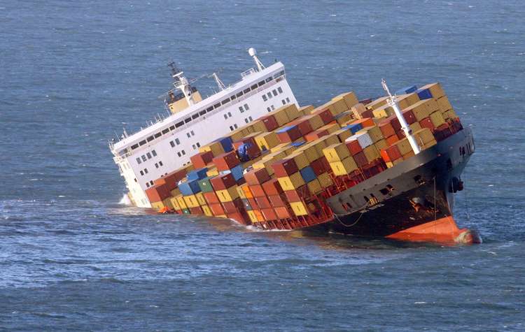 Ежегодно в океанах и морях тонут 1500-2000 контейнеров