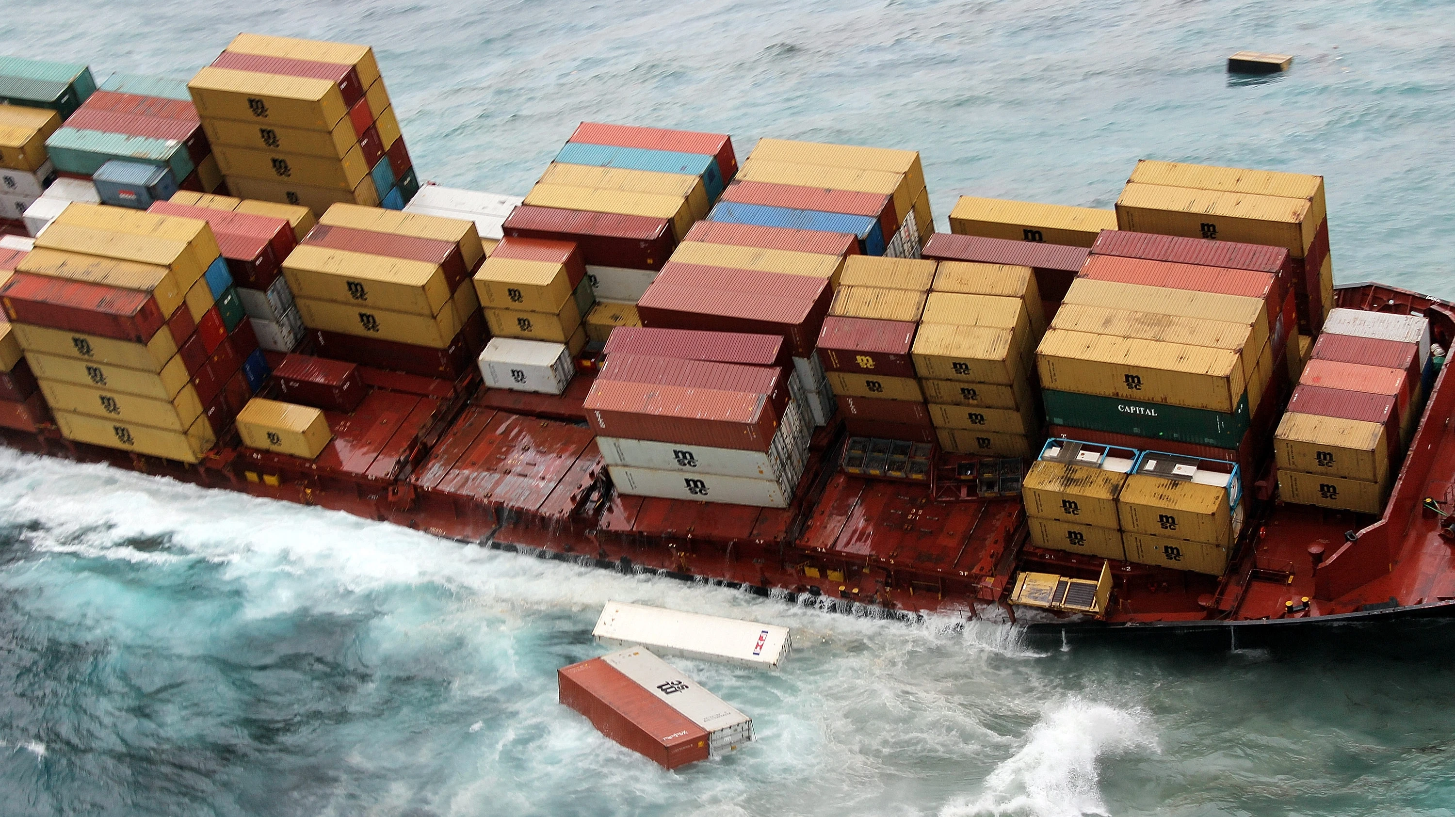 Ежегодно в океанах и морях тонут 1500-2000 контейнеров